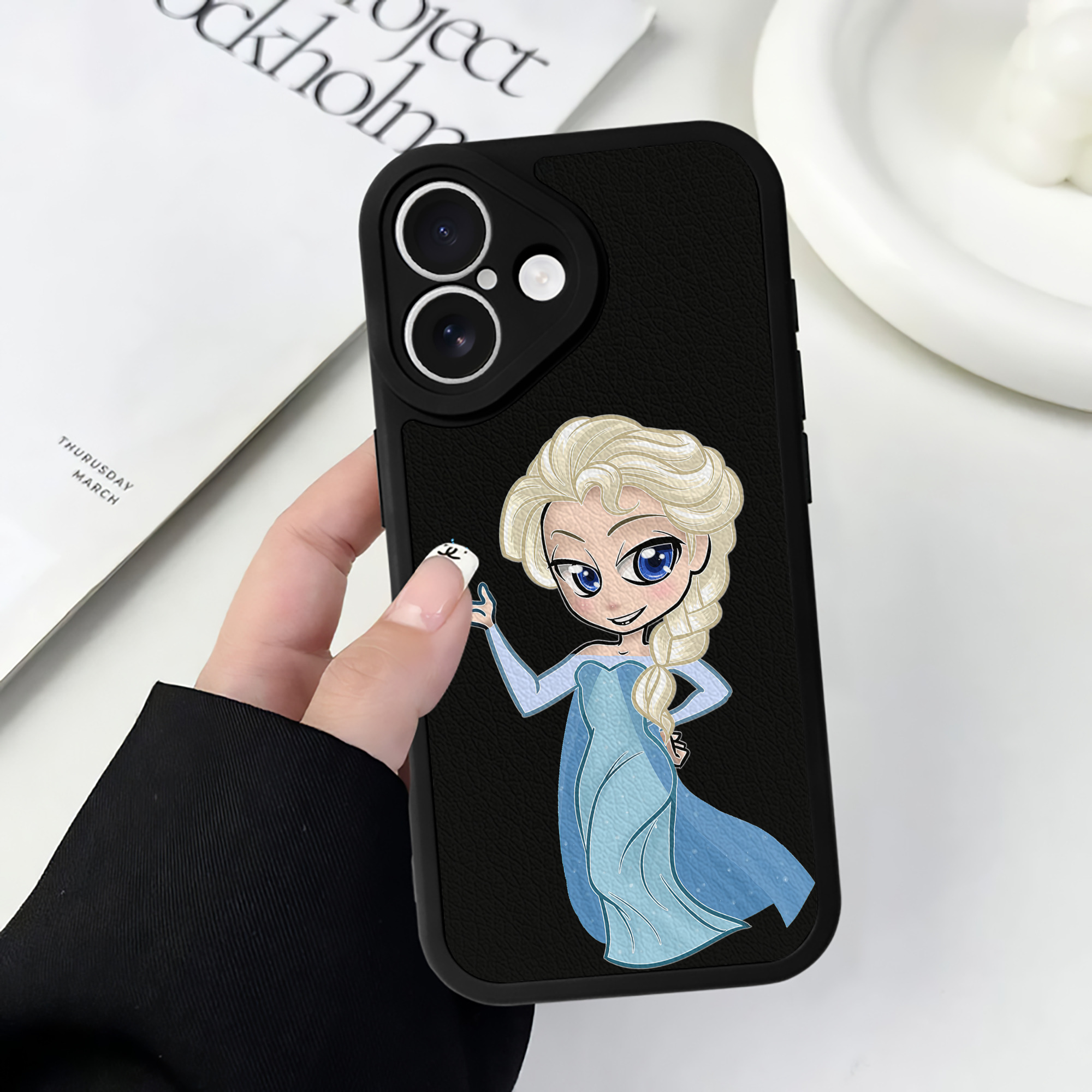 （画像用） アナと雪の女王 アンナ エルサ Frozen Anna Elsa 【iPhone 16シリーズ対応】シリコンスマホケース（レザー調） 材質：シリコン